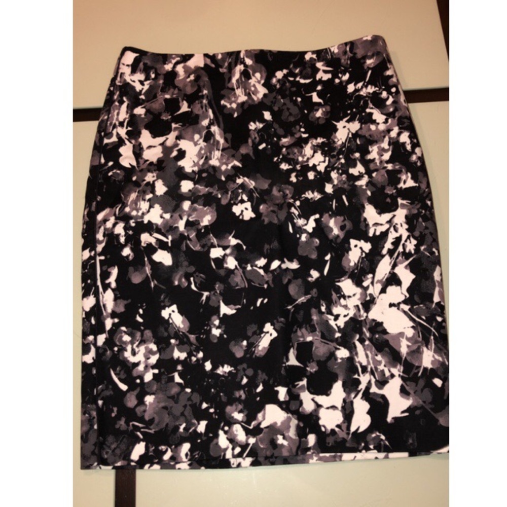Midi skirt black and white flower pattern